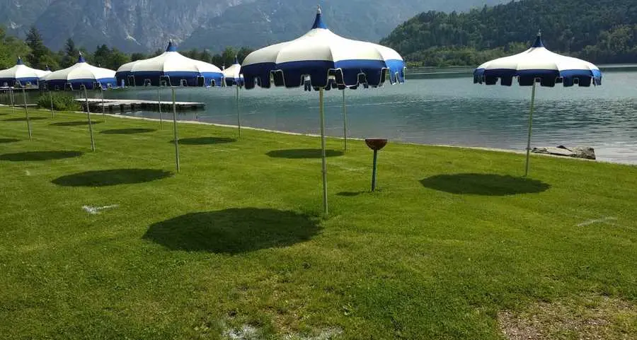 In spiaggia tanti ragazzi ma pochi con la mascherina