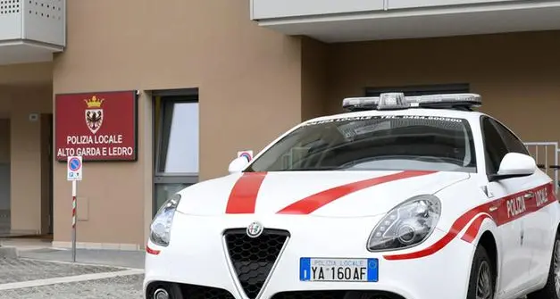 Senza patente da 20 anni si mette alla guida di una moto, fermato e sanzionato dopo un inseguimento