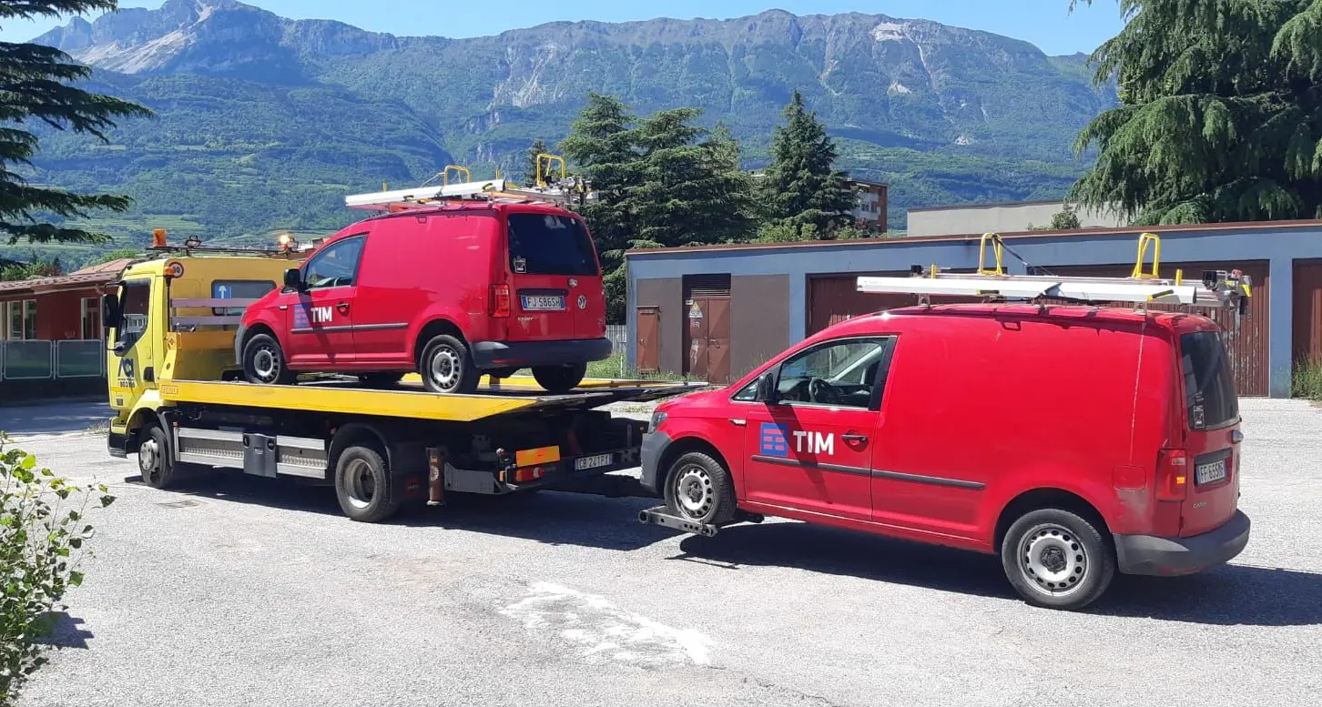 Rovereto, danneggiate auto di servizio della Tim
