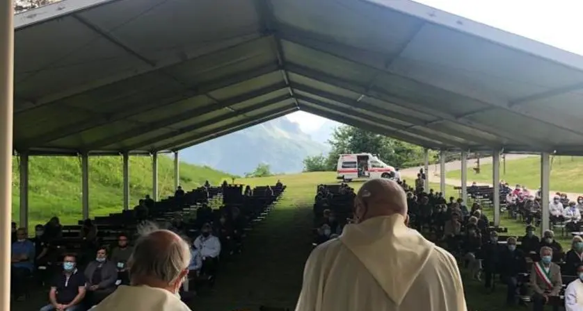 Celebrazione per pochi intimi nel prato della Comparsa