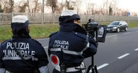 Bolzano, sfreccia a 107 chilometri orari in viale Druso, patente ritirata e 847 euro di multa