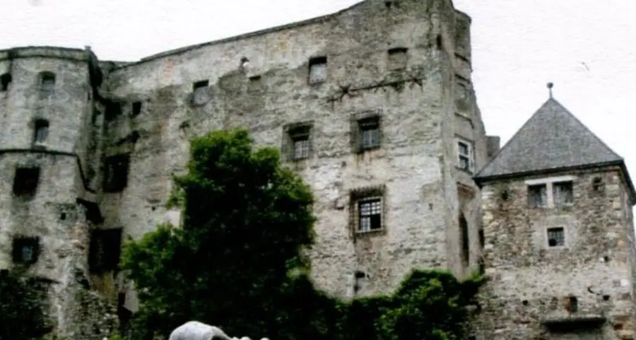 Il castello va verso la normalità con l’arte di Lois Anvidalfarei