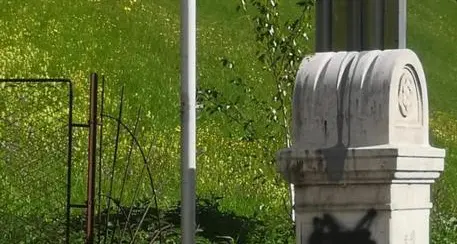 Brennero, imbrattato il cippo di confine e rubato il tricolore