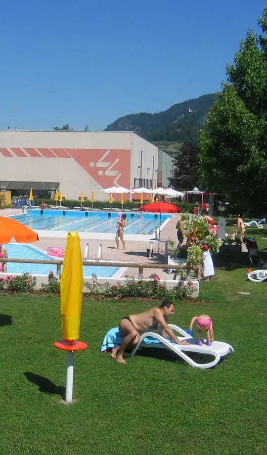 Da oggi ci si tuffa e ci si abbronza a bordo piscina