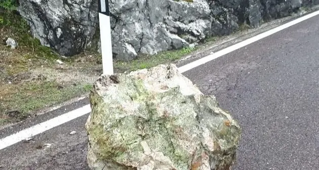 Masso cade sulla Maza: strada chiusa per 4 ore