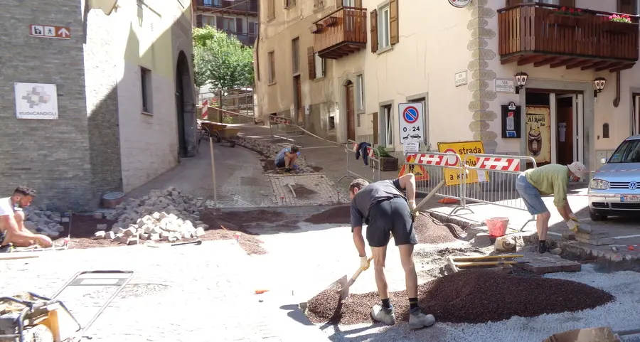 Storo, avviata la ricubettatura delle storiche piazze del paese
