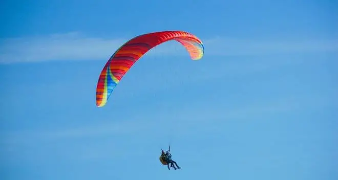 Col parapendio sui cavi della linea elettrica: resta sospeso a 100 metri dal suolo