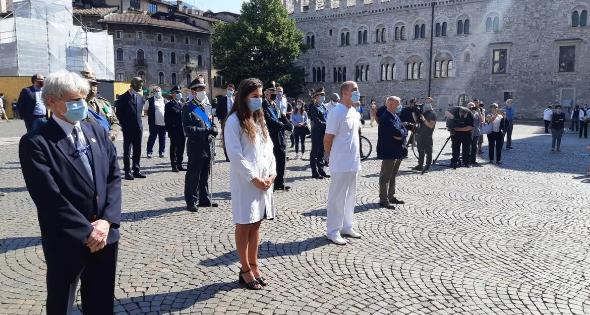 Festa della Repubblica a Trento, alla cerimonia in piazza Duomo anche infermieri, oss e medici