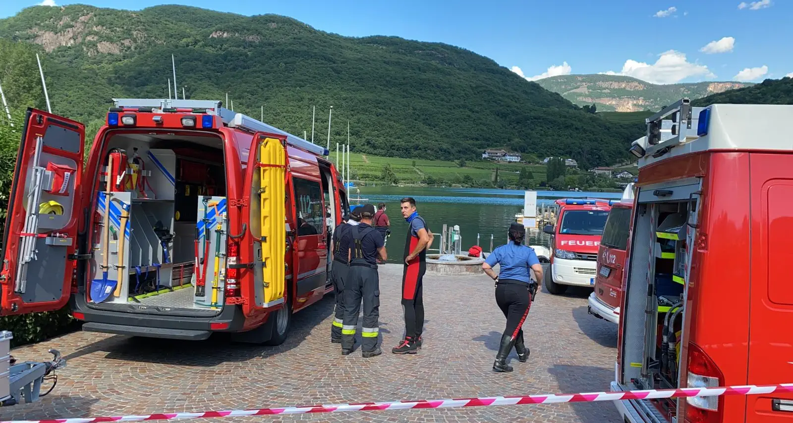 Tragedia al lago di Caldaro, si tuffa in acqua dal pedalò e non riemerge più