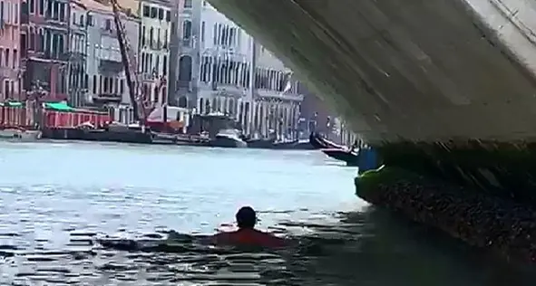Venezia, turisti fanno il bagno nel Canal Grande