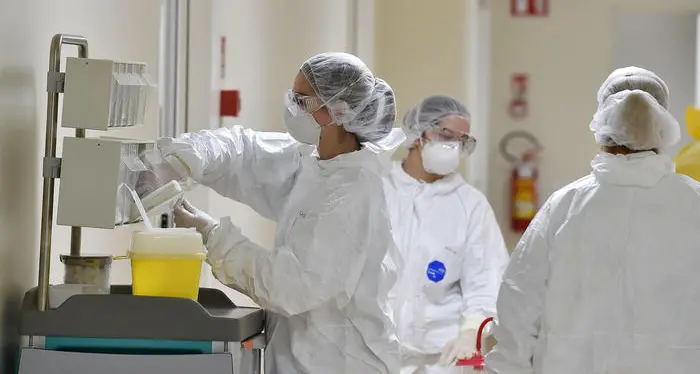 Coronavirus, in Italia risalgono contagi: 518 più di ieri