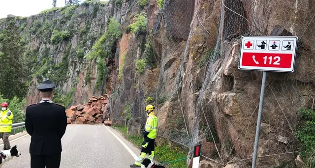 Pericolo al passo Lavazé, cedono le reti di contenimento lungo la statale