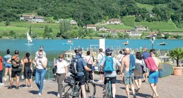 Caldaro, chiuso l'accesso pubblico al lago: \"assembramenti incontrollati\"