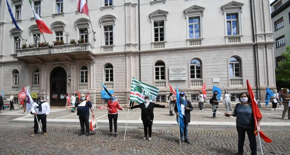 Trento, un centinaio di insegnanti in piazza: \"Lotta per la scuola\"