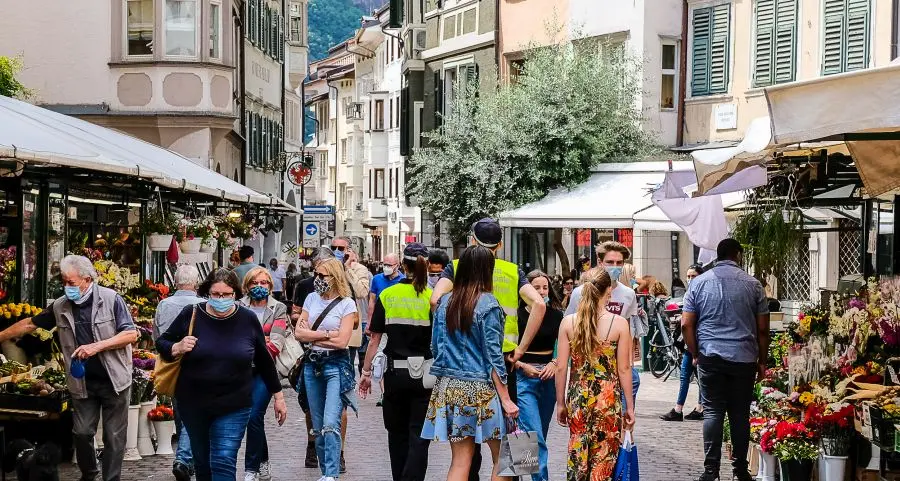 In Alto Adige mascherina obbligatoria solo sotto il metro di distanza. Anche al chiuso