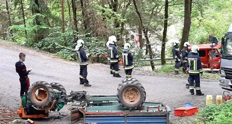 Resta incastrato sotto il trattore, interviene l'elisoccorso