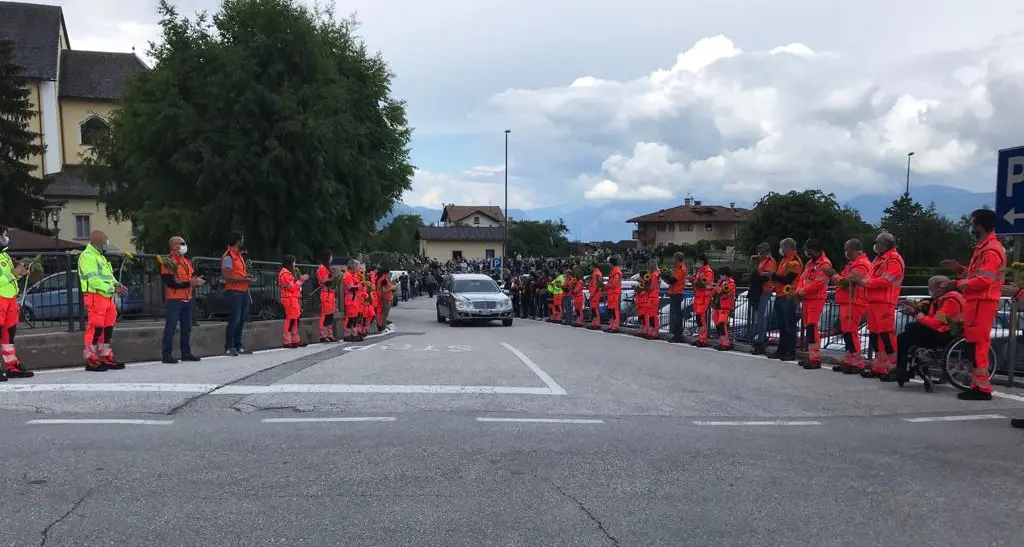 Fai, centinaia di girasoli per l'addio a Michela Gasperi