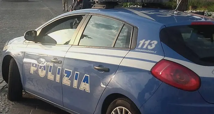 Alla vista dei poliziotti cerca la fuga ma viene fermato: addosso 200 grammi di cocaina, arrestato
