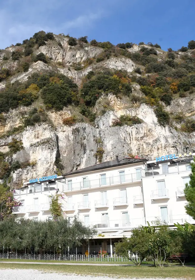 Frana Brione, Zeni parla di «inerzia provinciale»