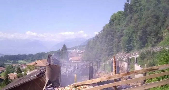 Fienile distrutto da un incendio