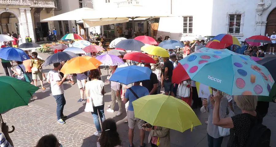 Ombrelli colorati in piazza per “fermare” la Variante 15