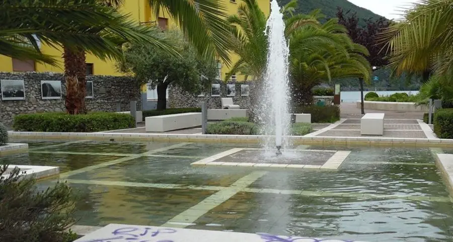 Panchine divelte e scritte colorate: vandali a Torbole