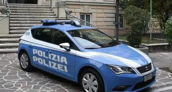 Due rapine, un furto ed un'estorsione nel giro di poche ore: minorenne in manette a Bolzano