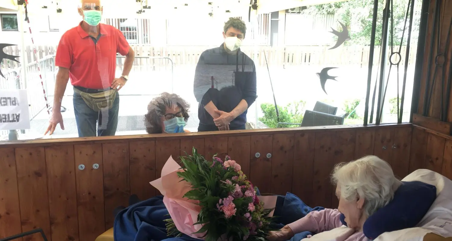 Prime visite in Rsa: «Niente abbracci, ma che felicità»