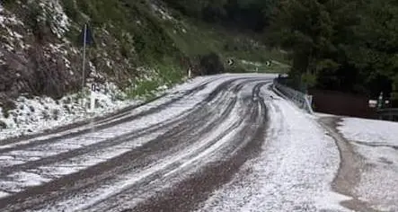 Quarto d’ora di grandine in val di Ledro