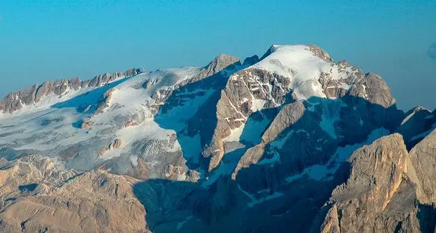 Scialpinista trascinato dalla slavina, intervento del Soccorso Alpino sulla Marmolada