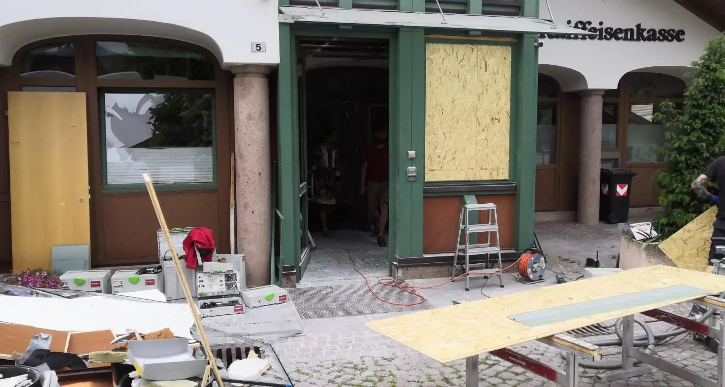 Nuovo attacco a un bancomat in Alto Adige: ladri a mani vuote, danni per oltre 50 mila euro