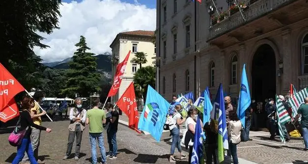 Orari contestati, dipendenti provinciali di nuovo in piazza. Pronti gli atti per l'impugnazione
