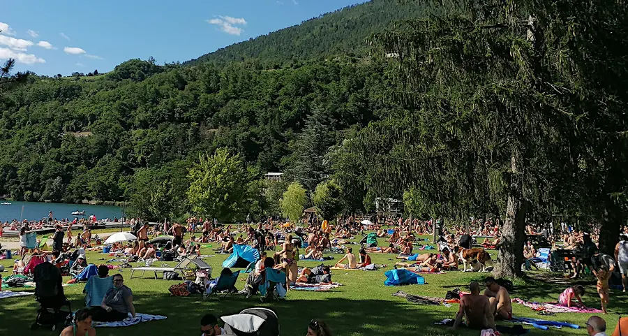 Spiaggia libera, distanze sociali messe a rischio
