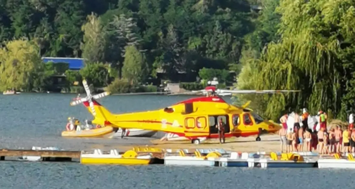 Recuperato dopo il tuffo dal pedalò, morto nella notte