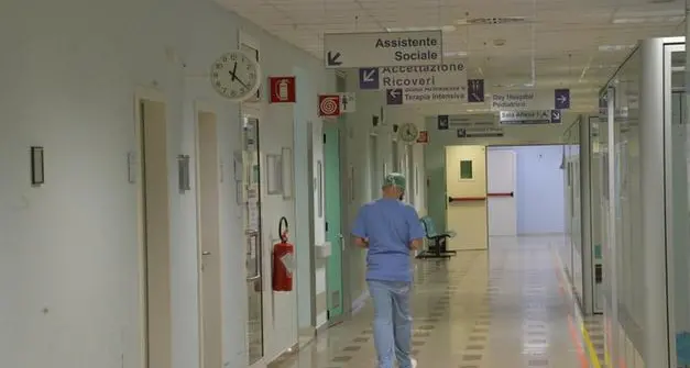Trento, aggredisce l'ex moglie con le forbici all'ospedale Santa Chiara