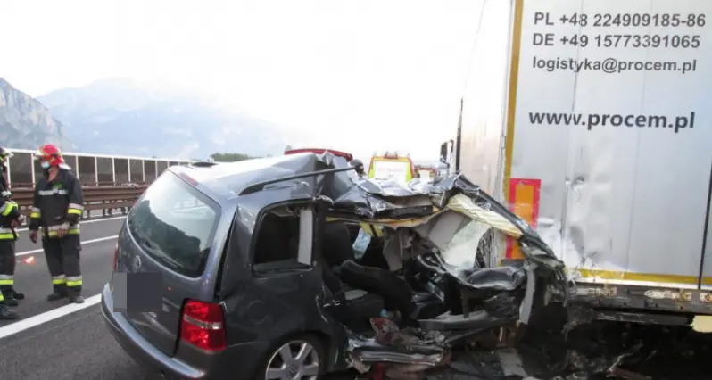 Trento Nord, auto contro tir in sosta sull'A22, morto un 38enne di Bronzolo