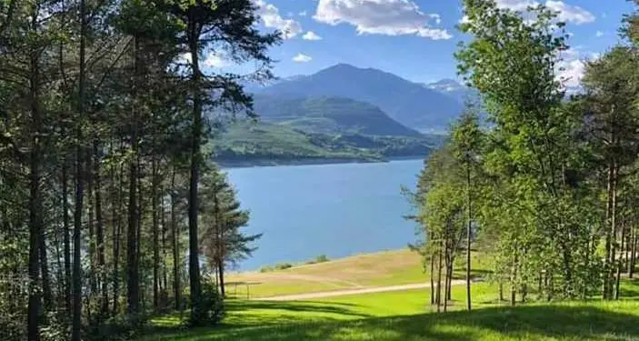 Seduti sul prato delle Plaze a discutere di turismo