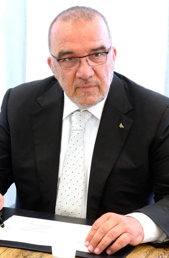 De Laurentis: «Respingiamo l’invito di Betta»