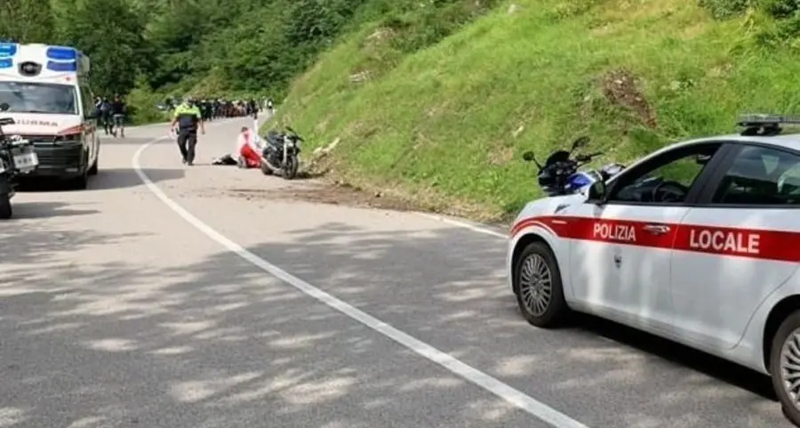 Perde il controllo della moto e si schianta: grave centauro