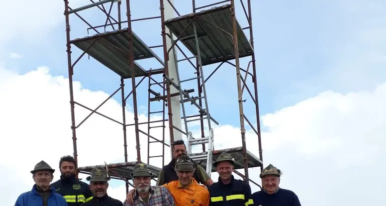 Monte Agaro rinata la croce con il lavoro degli alpini