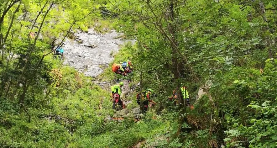 Cade in ferrata, calata fino al lago e soccorsa col gommone