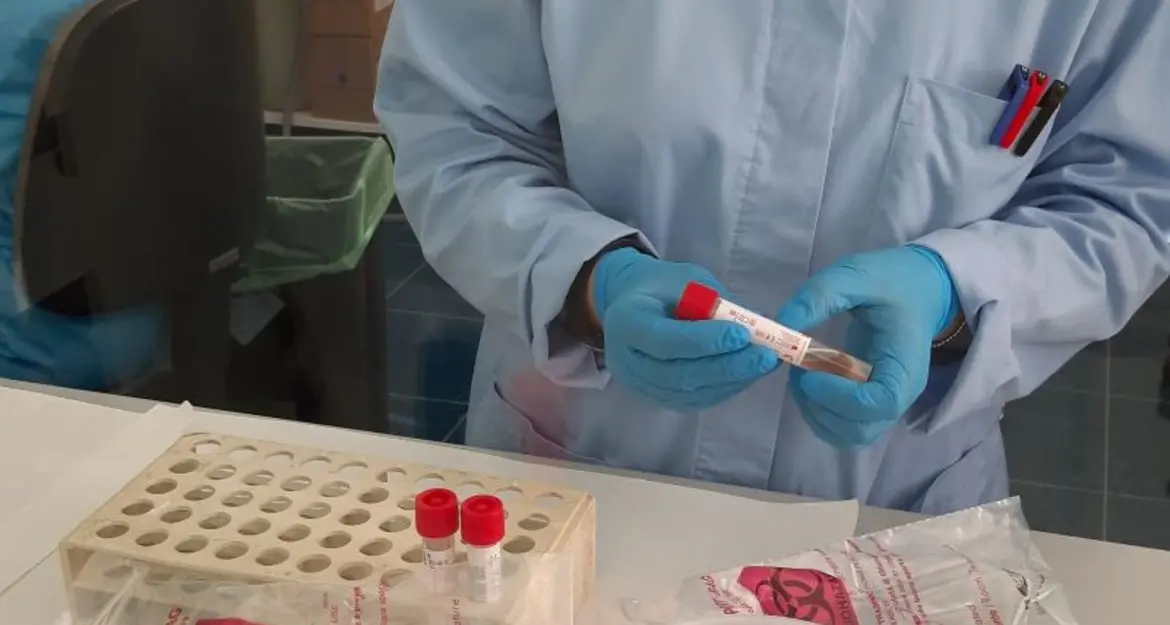 Timori di focolaio in una ditta di Rovereto, quasi 200 i tamponi