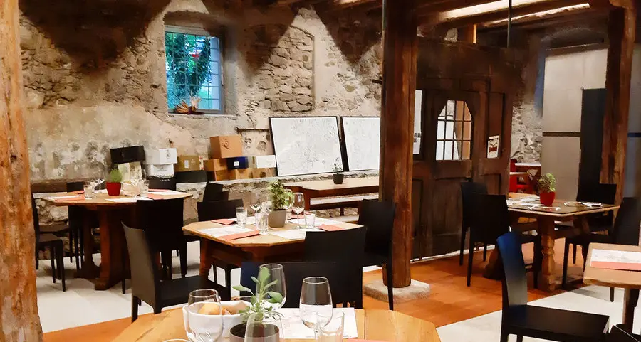 La locanda apre con la musica
