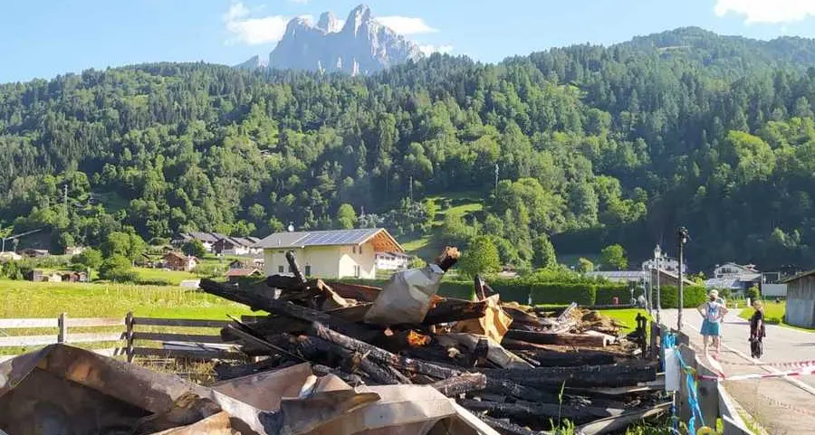 A fuoco il “tabià” di Vanni Iagher