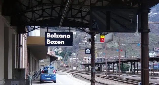 Scende dal treno e chiede informazioni alla Polfer, arrestato