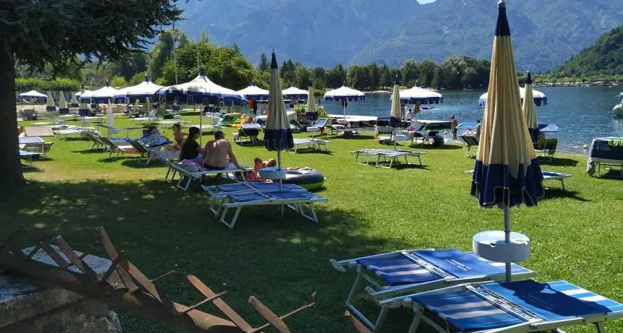 Nei lidi dei due laghi si entra solo prenotando