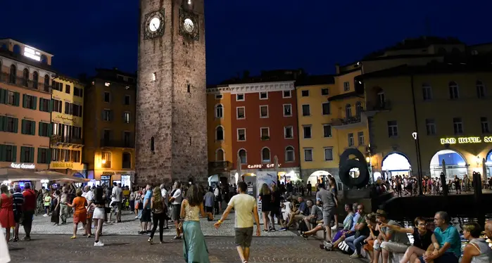 “Aperto per ferie”, Riva di notte si è fatta bella