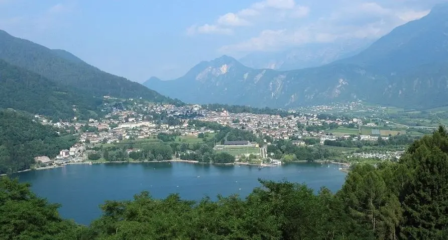 Schiamazzi e vandalismi l’allarme degli albergatori