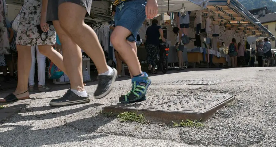 Al mercato settimanale in via Crivelli si rischia di andare gambe all’aria