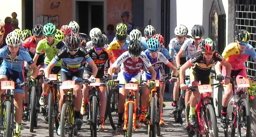 Domani si torna a pedalare attorno al castello